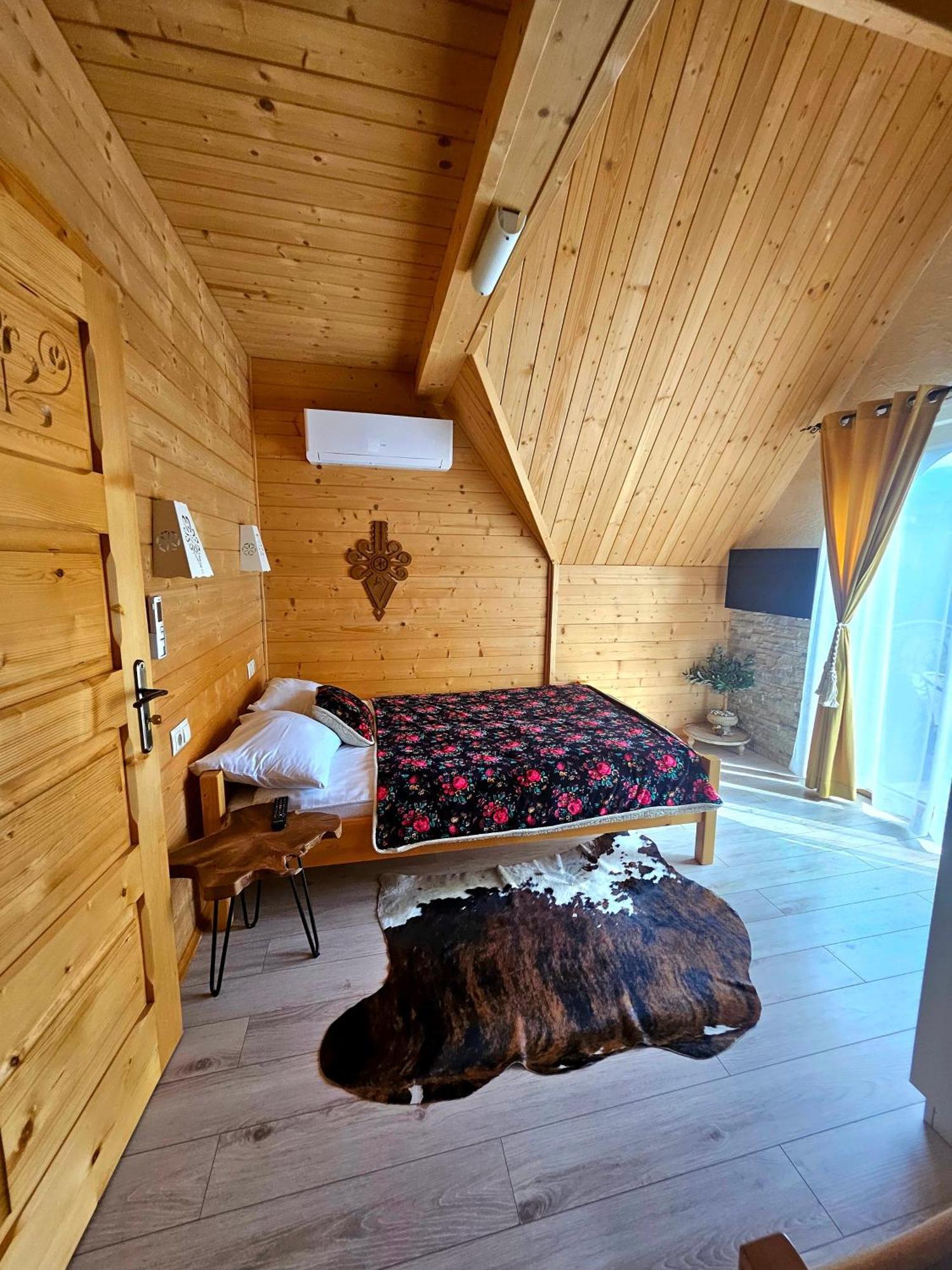 Goralska Chatka 2 Highland Cottage - Split Ac, Jacuzzi, Sauna, Private Parking, Mountains View, Garden, Zakopane Bagian luar foto